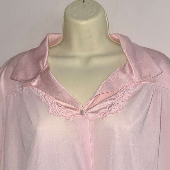 Vanity Fair Pink Nylon Short Robe  with 3/4 sleeves with Floral embellishments - Picture 2 of 8